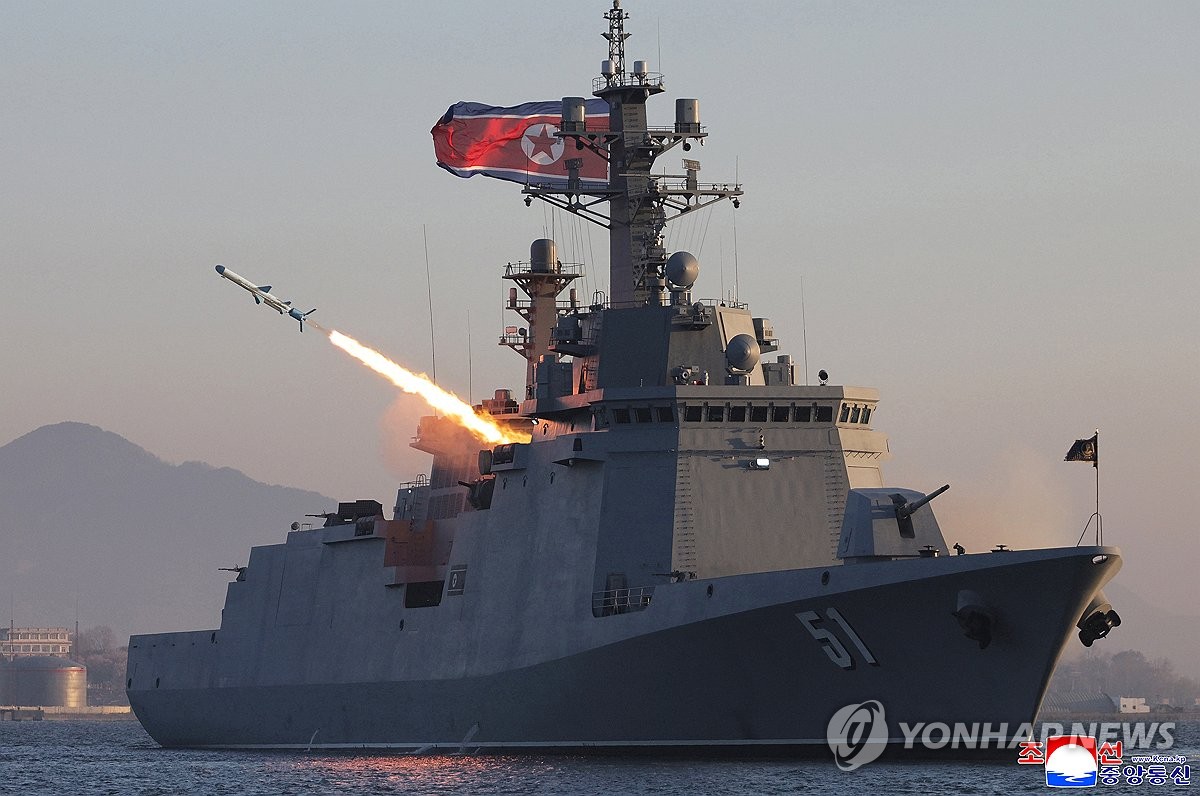 북한 신형 구축함 최현호의 미사일 시험발사