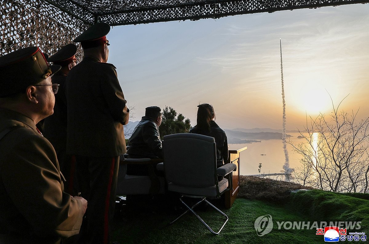 북한, 탄도미사일 집속탄두 시험발사…김정은 참관