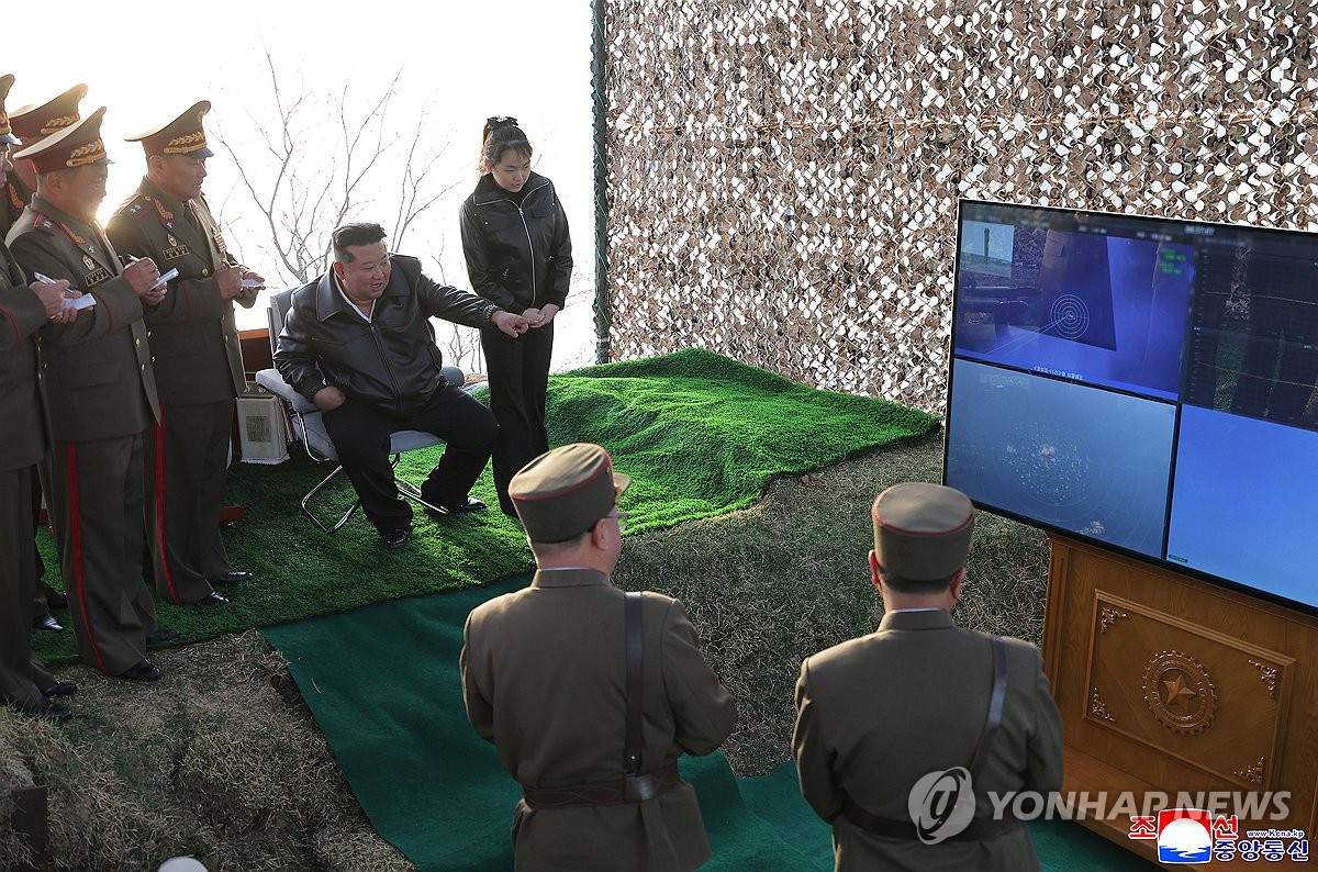 북한, 탄도미사일 집속탄두 시험발사…김정은 참관