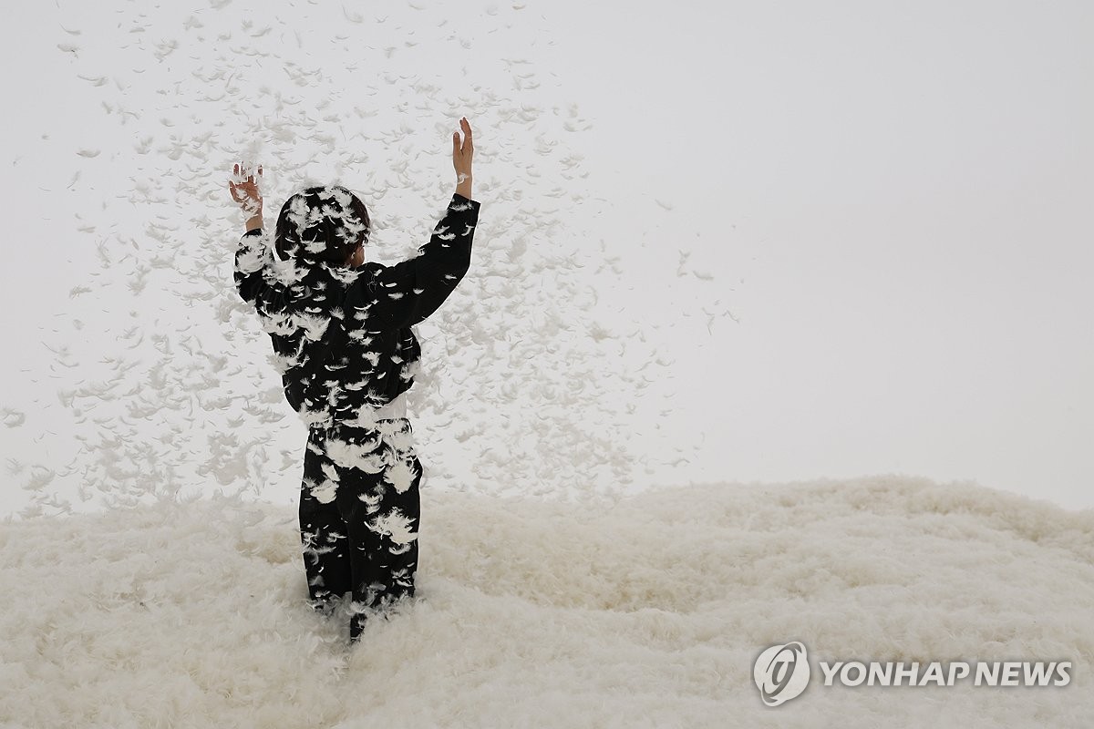 주디 시카고 작 '깃털의 방'