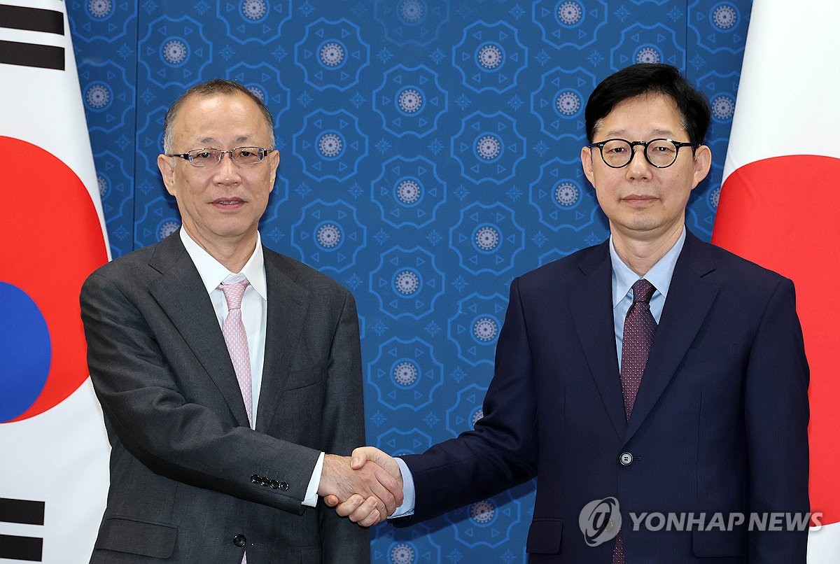지난해 11월 만난 박윤주 외교부 1차관(오른쪽)과 후나코시 다케히로 일본 외무성 사무차관